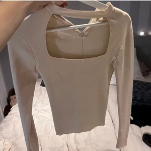 Zara topp - Tänkte kolla intressekoll på min superfina zara topp. Superfin ljus biege färg. Storlek s men passar även m skulle jag säga. Hade även kunnat byta mot en i mörkgrön. De två första bilderna är lånade💗