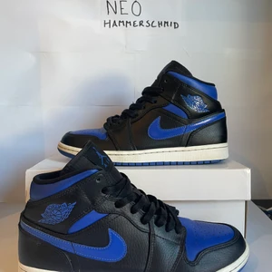 Air Jordan 1 Mid ”Royal” - Air Jordan 1 Mid ”Royal” Storlek 40.5 EU (7.5 US)✅ Bra skick men har lite creasing, och någon defekt. Bra skick annars💯 Skorna är även Legit Checkade också✅✅ Originallåda finns ej men kommer k en Jordan 1 Low låda😌 Pris kan diskuteras💰 SKU: 554724-068