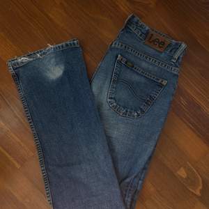 vintage bootcut jeans från lee med hål på ena knät, lite slitningar på insida lår därav priset!