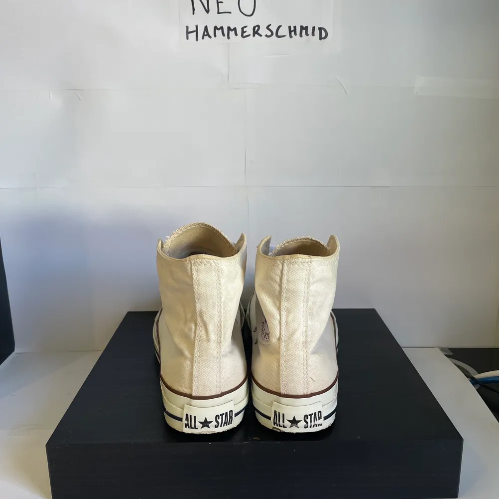 Converse All-Star HI ”White / Cream” i storlek 37.5💯 Skorna är riktigt snygga och i bra skick✅ De är vitare än vad de ser ut, men på grund av de extremt vita skosnörena blir färgen på skorna lite mer cream, vilket är en stil i sig😌🔥. Skor.