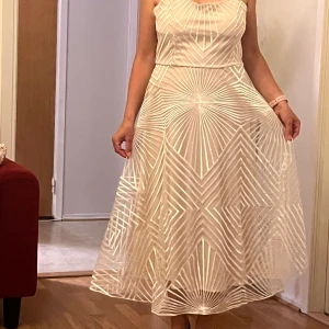 Sommar klänning/ fest/ bal klänning.  - Sommar klänning/ fest klänning, ny men storlek passar ej så den är oanvänd. Det finns i storlek L och XL. Liten i storlek så massar M. Hon i bilden har vanligtvis s-m i storlek och har på sig den i storlek L. Pris går att diskutera.