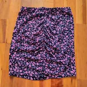 Nice fabric and stretchy material. Length:45cm. Never worn/brand new. ( I'm selling it because it's not really my style)