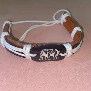 Armband  - Armband köpt i Italien. Inte säker om det är riktigt läder eller inte.  - Frakt ingår i priset.