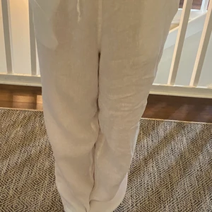 Linnebyxor  - Ett par väldigt fina linnebyxor från hm.  Storlek M, fint skick.
