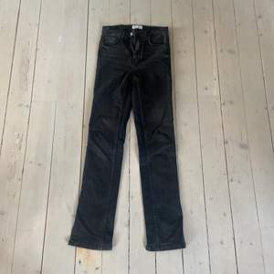 Säljer dessa svarta jeans med slits från Zara⭐️ Jeansen är använda, men i fint skick! Köpta för 399kr men säljer för 200kr+ 66kr frakt. (Skriv privat för mer bilder)
