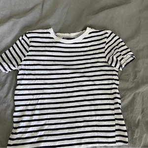 Randig t-shirt zara - Säljer denna jätte fina sommar t-shirten från zara. Har en i röd också vid intresse🥰