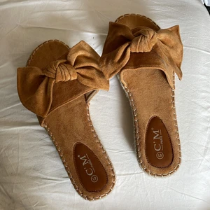 Oanvända sandaler - Oanvända bruna sandaler med rosetter. Säljer svarta också! Storlek 41 men passar mig med 40. Frakt tillkommer 