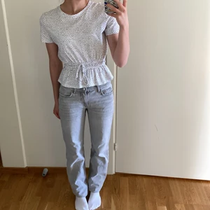 Zara topp - Säljer denna somriga zara topp eftersom jag inte får ngn användning för den. Bara använd en gång, jättebra skick🌺 nypris var runt 300-400