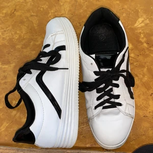 Vita sneakers - Säljer mina vita jättecoola sneakers som är perfekt till sommaren. Passar med de flesta outfits och är väldigt bekväma. Använde skorna några gånger under en period, man kan se att de är lite använde då det är lite veck framme på skon. Men annars är den som ny!🤩