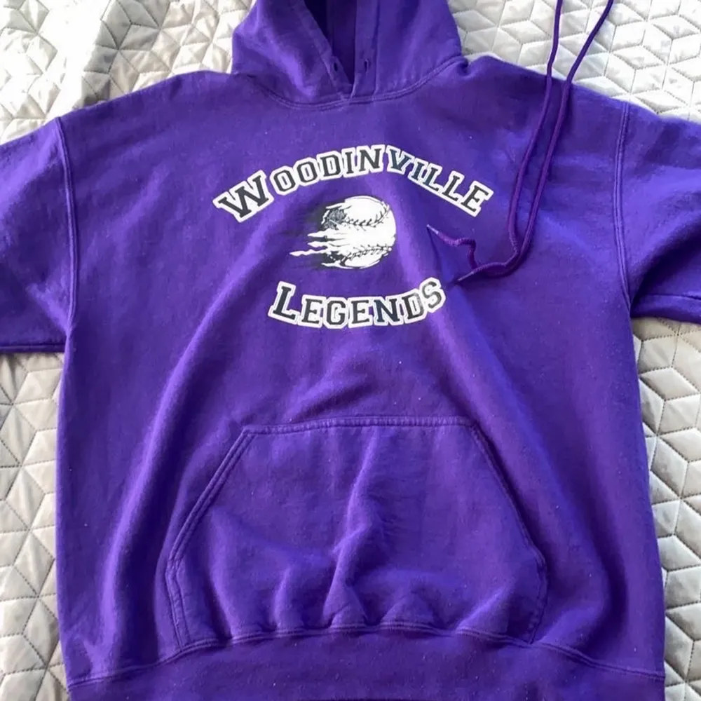 En lila vintage hoodie köpt på Beyond Retro i Stockholm. Storleken är L och den är använd en fåtal gånger  Det enda kruxet som kan vara för vissa är att det står Alex i bak.. Hoodies.