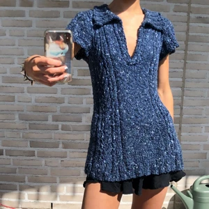 Klänning - Säljer denna vackra klänning, tröja (?)💙 jag tycker den är aningen för kort som klänning så brukar ha kjol under. Fraktar för 66kr spårbart eller möts i Fridhemsplan 👼