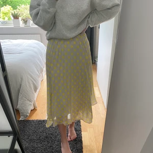 Midikjol zara - Jättesöt somrig kjol som knäpps med dragkedja bak, köpt på Zara i Spanien🥰