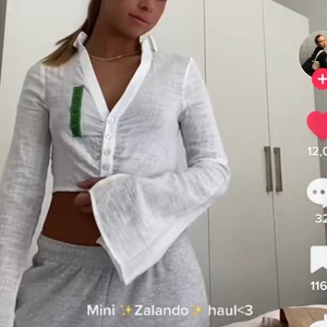 linne topp - Super snygg linne topp som tyvärr va för liten för mig! Storlek m men passar s, nypris ca 299kr (Pris lapp kvar, alltså helt ny) BUDA från 150! Köpt direkt 250