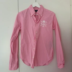 Skjorta  - Rosa Ralph Lauren skjorta.  Använd men i fint skick.  Storlek S