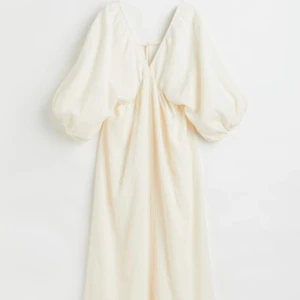 Kläning  - Super fin lång kläning köpt på hm, prislapp finns kvar, säljs för jag får ej andvändning för den💞 nypris 500