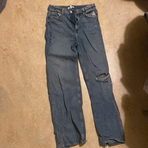 Högmidjade jeans  - En par snygg jeans. Aldrig använd orginalpris 300kr i storlek 38
