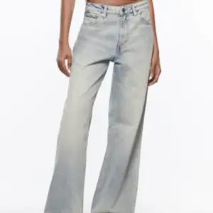 Säljer mina helt oanvända lågmidjade vida jeans ifrån zara ❤️ storlek 38 (tjejen på bild två är ish 176 cm lång)