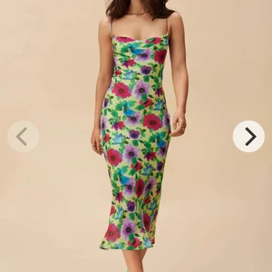 Adoore vienna dress  - Säljer min jättefina adoore riviera klänning i storlek 36 . Endast använd 1 gång, går att justera hur tight den sitter med hjälp av snören vid ryggen. Kan frakta eller mötas upp i Sundbyberg