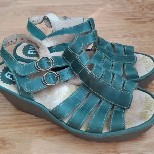 Sandaller - Fly london sandaller strl.38 ,pris 250 kr + frakt , har använt bara några gånger