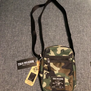 True religion väska - Helt ny true religion väska med många fack i camouflage print