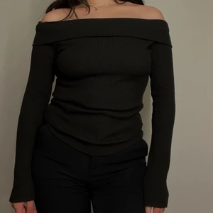 . - Svart långärmad off shoulder tröja, ribbad/stickad material 