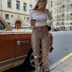 Faux läder byxor från ginatricot  - Säljer dessa fina byxor från Gina som endast blivit använda 2 ggr då de inte riktigt är min stil. 