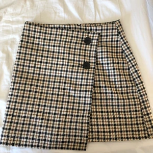 Kjol från HM - En kort fin mönstradkjol från HM. Kjolen är använd 2-3 ggr och är i väldigt gott skick. Kjolen har dragskedja baktill. 