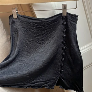 Satin kjol zara  - Supersöt kjol från zara i S. Den har shorts under! Använd 1 gång, fint skick!