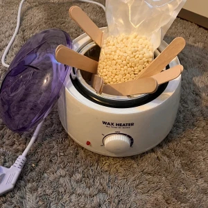 Vax-kit - Ett vax ”kit”, wax heater’n är endast använd en gång men fick inte bort ALLT vax men det mesta! Annars är den rengjort osv, säljs då den inte kommer till användning. Du får med en påse med ”vax bönor” som hälften är kvar i och sedan några pinnar. 😍