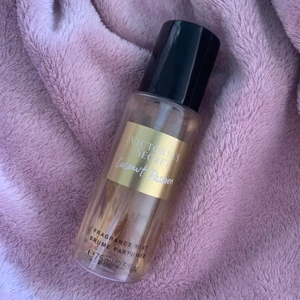 Parfym - Säljer denna Victoria sekret med mer än halva i för är trött på doften nypris 129 kr 