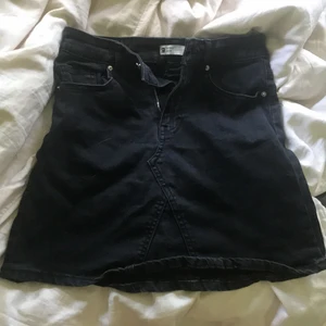 Jeanskjol svart  - Svart jeanskjol från Gina  Strl 34 