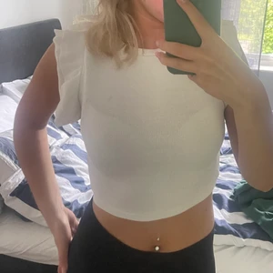 volang topp från zara, som ny - super söt topp från zara, som ny (fläckarna är på spegeln inte på plagget) 📌