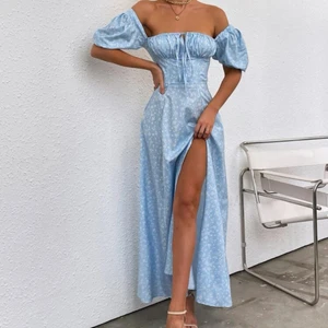 Blå somrig långklänning - Jättefin oanvänd blå långklänning från SHEIN. Har inte använt den på grund av att den vart för liten på mig. Slits, dragkedja i ryggen. Ganska liten i storleken