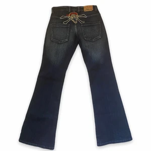 Coola y2k Miss o&y jeans  - Sååå häftiga jeans med tryck från miss o&y. Bootcut och med mid waist. Skriv privat för mått eller fler bilder. Står size (40) på lapp men skulle säga är mindre. Köparen står för frakt! ⭐️🏴‍☠️