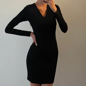 Klänning &other stories  - Fin svart klänning i ordentligt tjockt tyg som sitter så bra. Stl 36. Fina sömmar som detalj och dragkedja. 