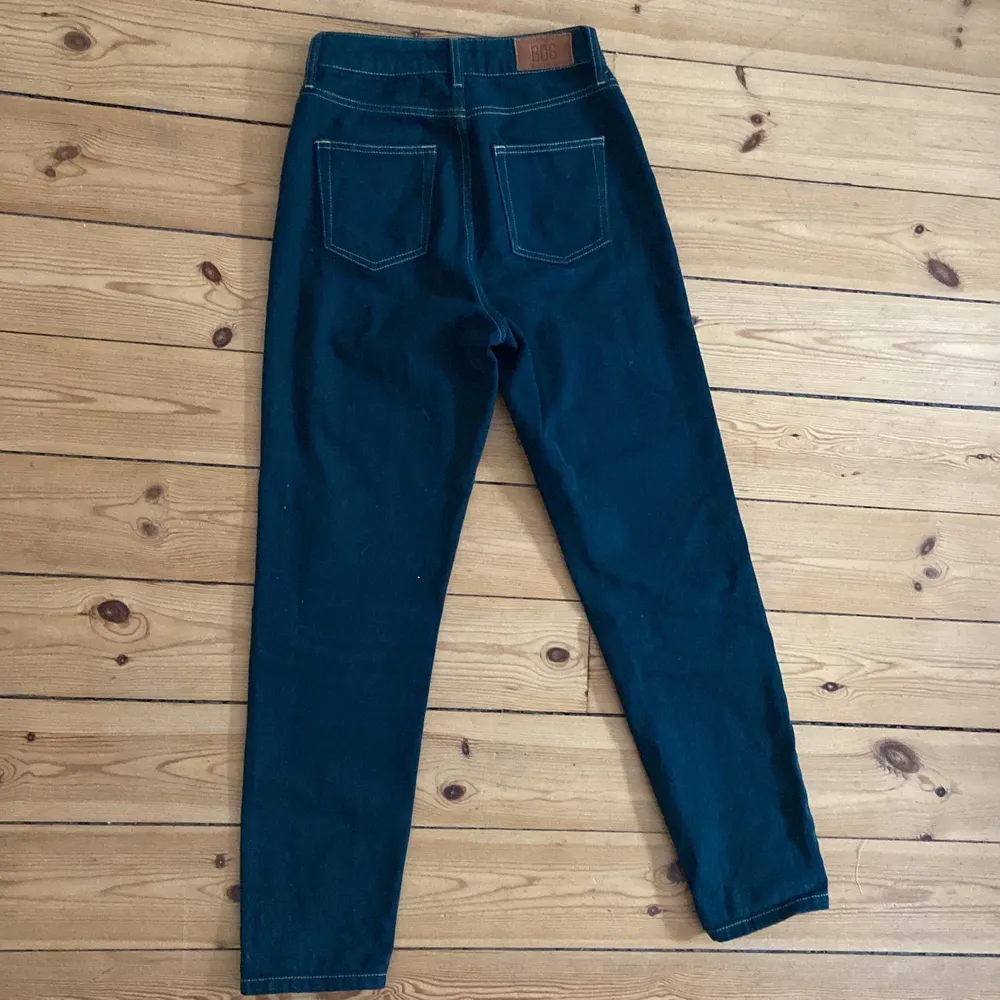 Ett par fina mörkgröna jeans som växt ur mig. Köptes för något år sedan på Urban Outfitters. I bra skick! . Jeans & Byxor.