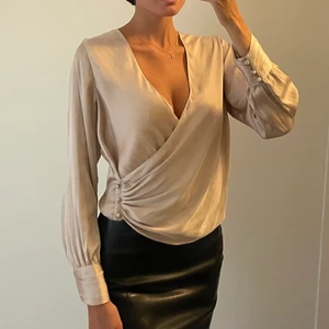 Satintopp  - Guldbeige satintopp med så fina knappdetaljer på ärmar. Stl 36. 
