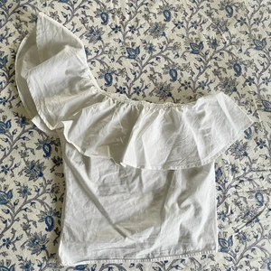 One shoulder vorlang  - FINNS KVAR! Buda privat, har bud på 150kr, avslutas torsdag 7/7. Söt somrig one shoulder topp från bershka i storlek xs. Mycket fint skick, något liten i storleken så passar bäst för den med lite mindre byst då den inte är stretchig 