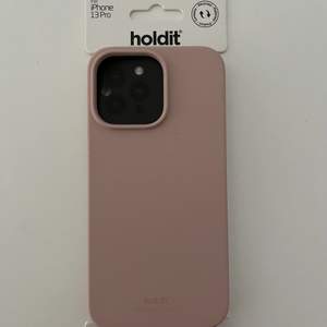 Säljer ett holdit skal till en IPhone 13 Pro (färg blusa äh pink). Det är helt nytt då jag köpte fel modell, skicka vid intresse💓💓
