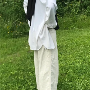 Ett par fantastiska baggy jeans som passar perfekt till sommaren och och du vill ha nånting lätt at ta på dig är dom bra för dom passar till allt dom har bra material och är jätte bekväma - Baggy beige jeans från H&M 