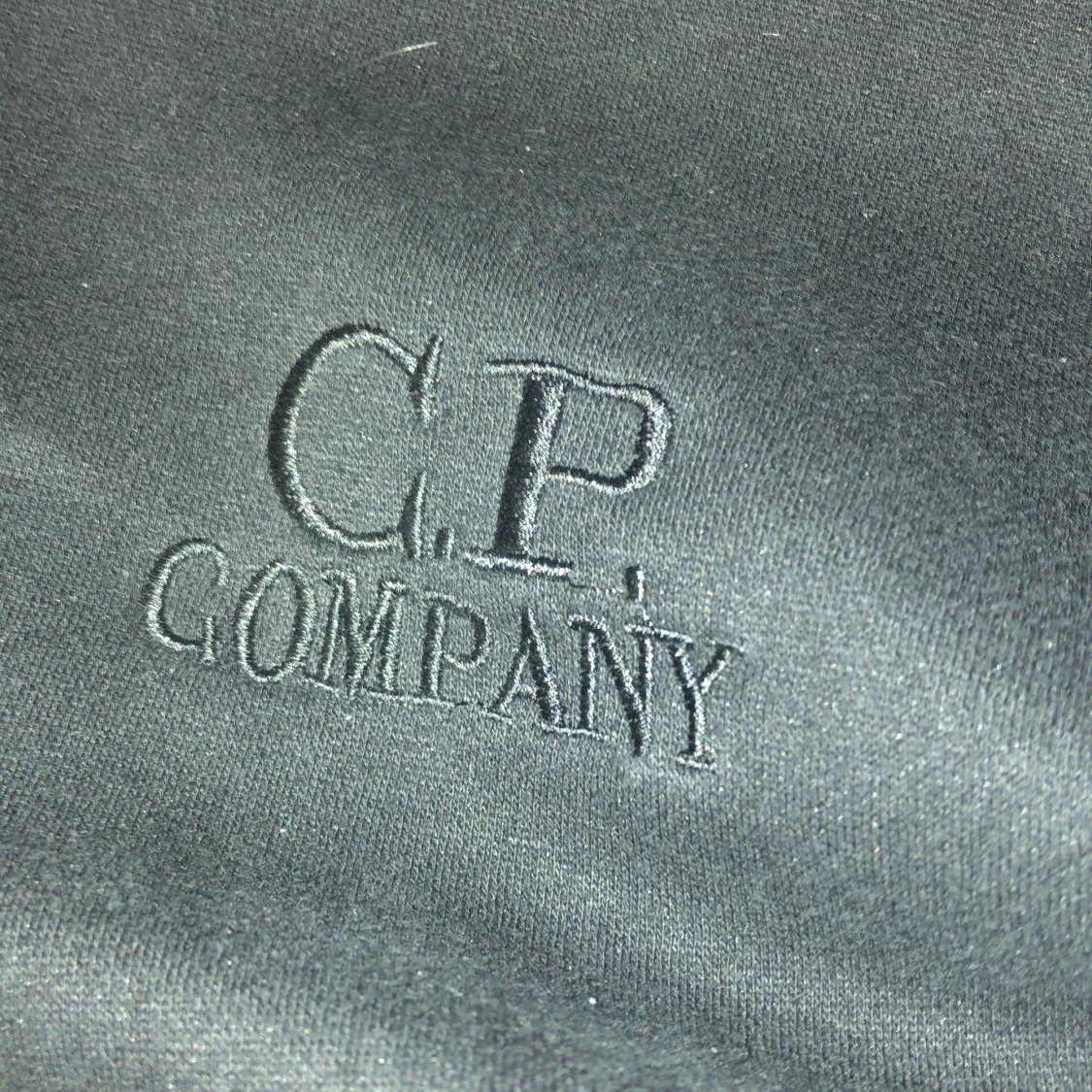 Säljer min cp company hoodie som är i 9/10 i skick - 90
