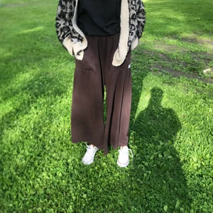 Mörk bruna baggy jeans från H&M - Riktigt sköna och bekväma mörk bruna baggy mjukisbyxor från H&M som är perfekt till sommaren. dom är också perfekta att sova med. Dom har också stora fickor 