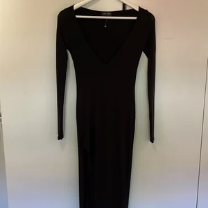 Långklänning med slits  - Från märket I saw it first, nyskick. Endast testad 