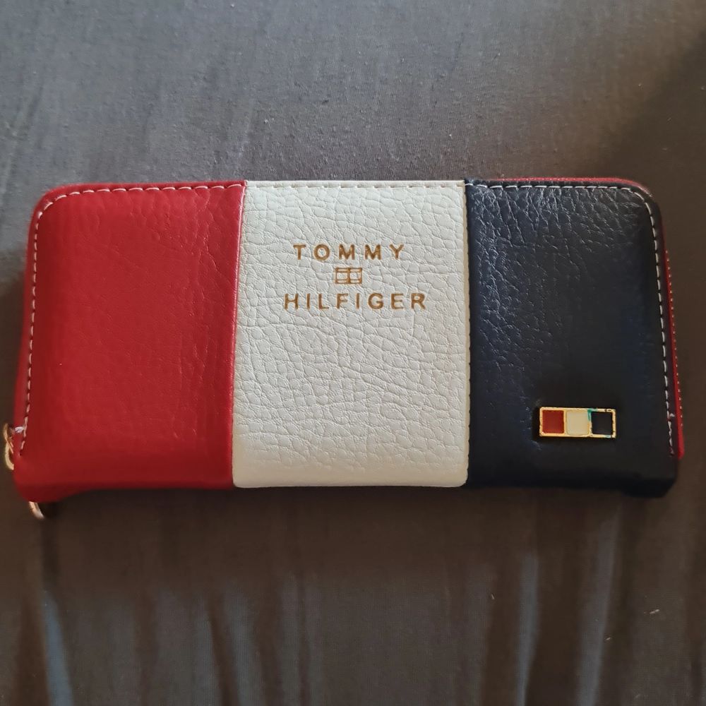 Röd Tommy hilfiger( kopia) plånbok | Plick Second Hand