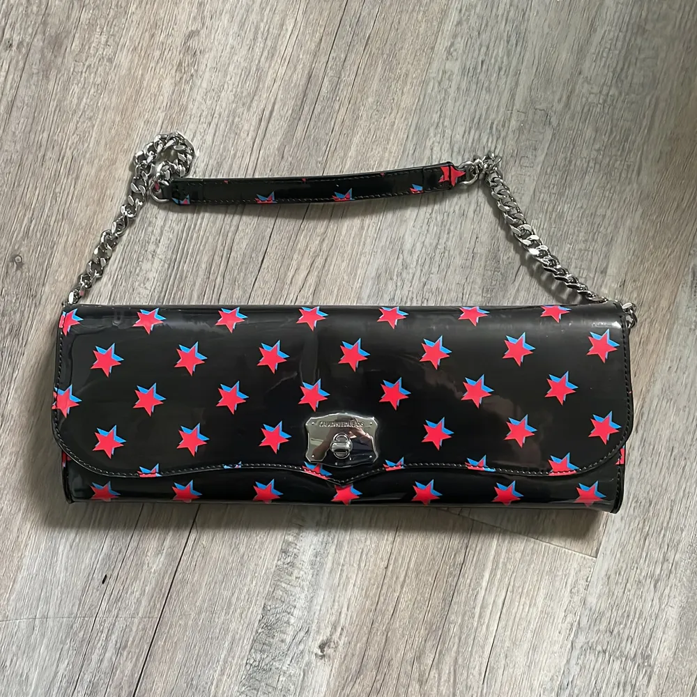 Supercool väska från Calvin Klein som är sparsamt använd💕 det är en glansig kedjeväska med söta stjärnor på. Väskor.