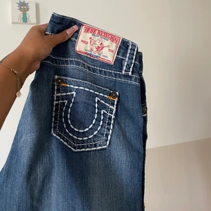 True religion jeans‼️ - Köpta här på Plick men tyvärr för korta för mig😭😭 Så söta å jättefin passform!! Tjejen på bilden är 160 , och byxorna är lite långa för henne. Så dessa jeans passar om du är mellan 160-162. Själv är jag 164🥰 Buda från 500❤️ Köp direkt för 700