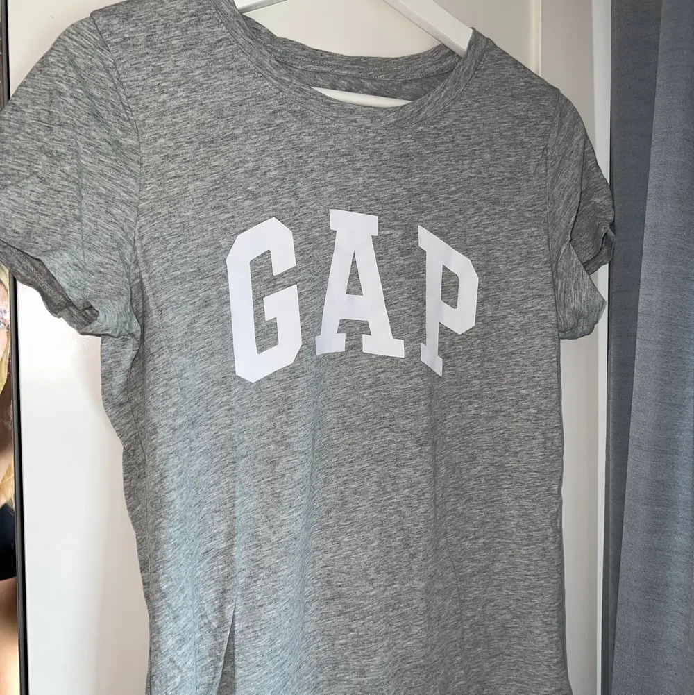 Grå gap T-shirt med vitt tryck❤️. T-shirts.