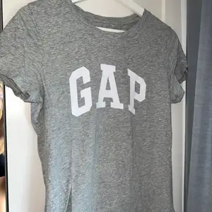 Grå gap T-shirt med vitt tryck❤️