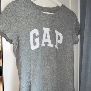 Grå gap T-shirt  - Grå gap T-shirt med vitt tryck❤️