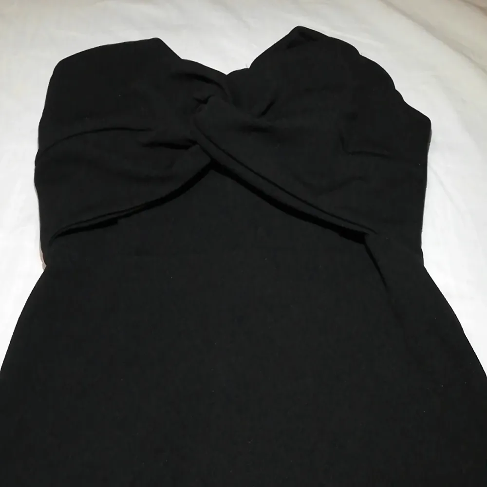 En svart Kläning som full av fina detaljer. Den är helt ny, går aldrig använt det. Original pris är 449 kr . Klänningar.